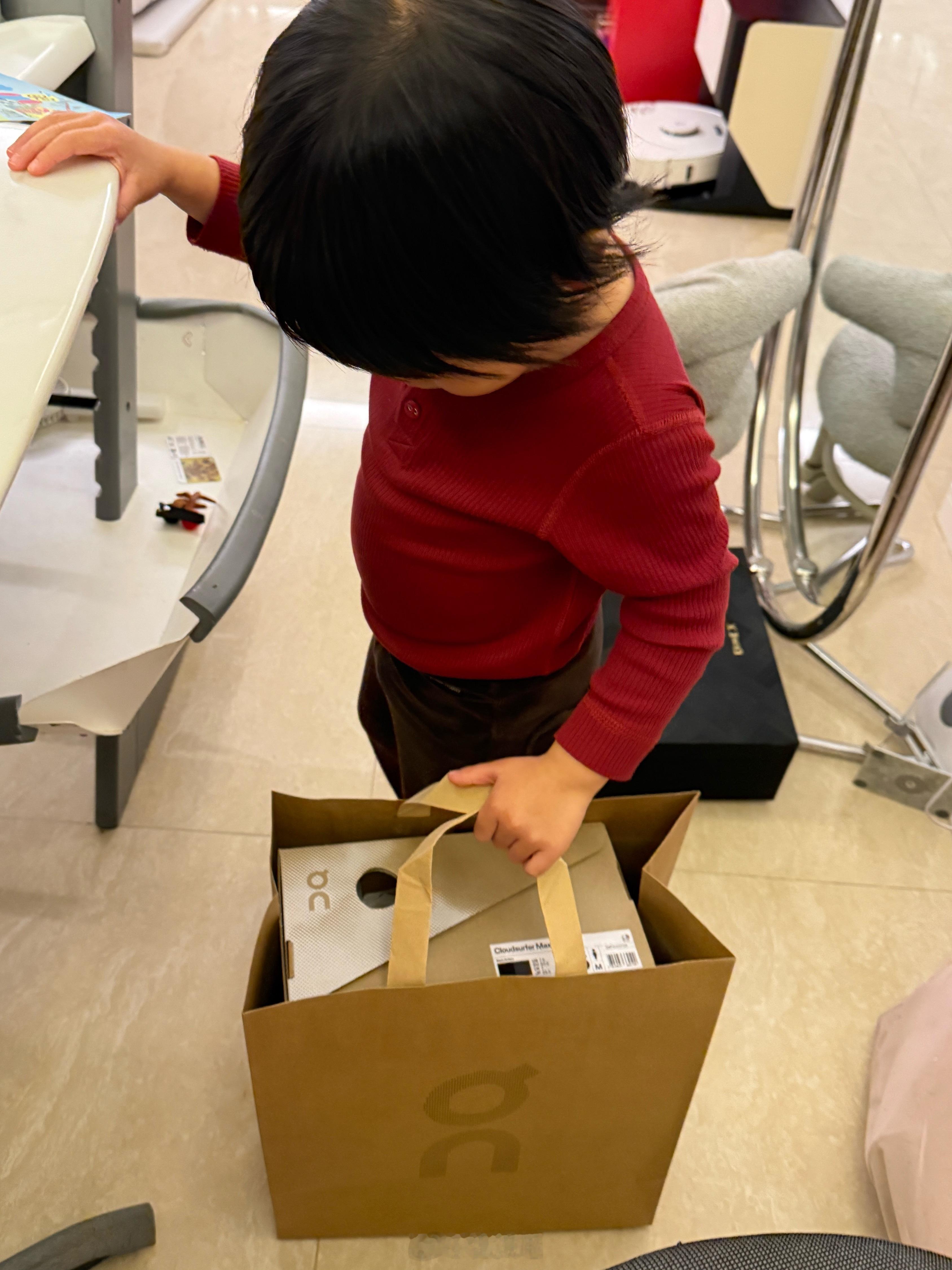 旅蛙下午带着球出去玩，刚刚到家球一回来就问：妈妈在哪里？我在餐厅说妈妈在这里哦于