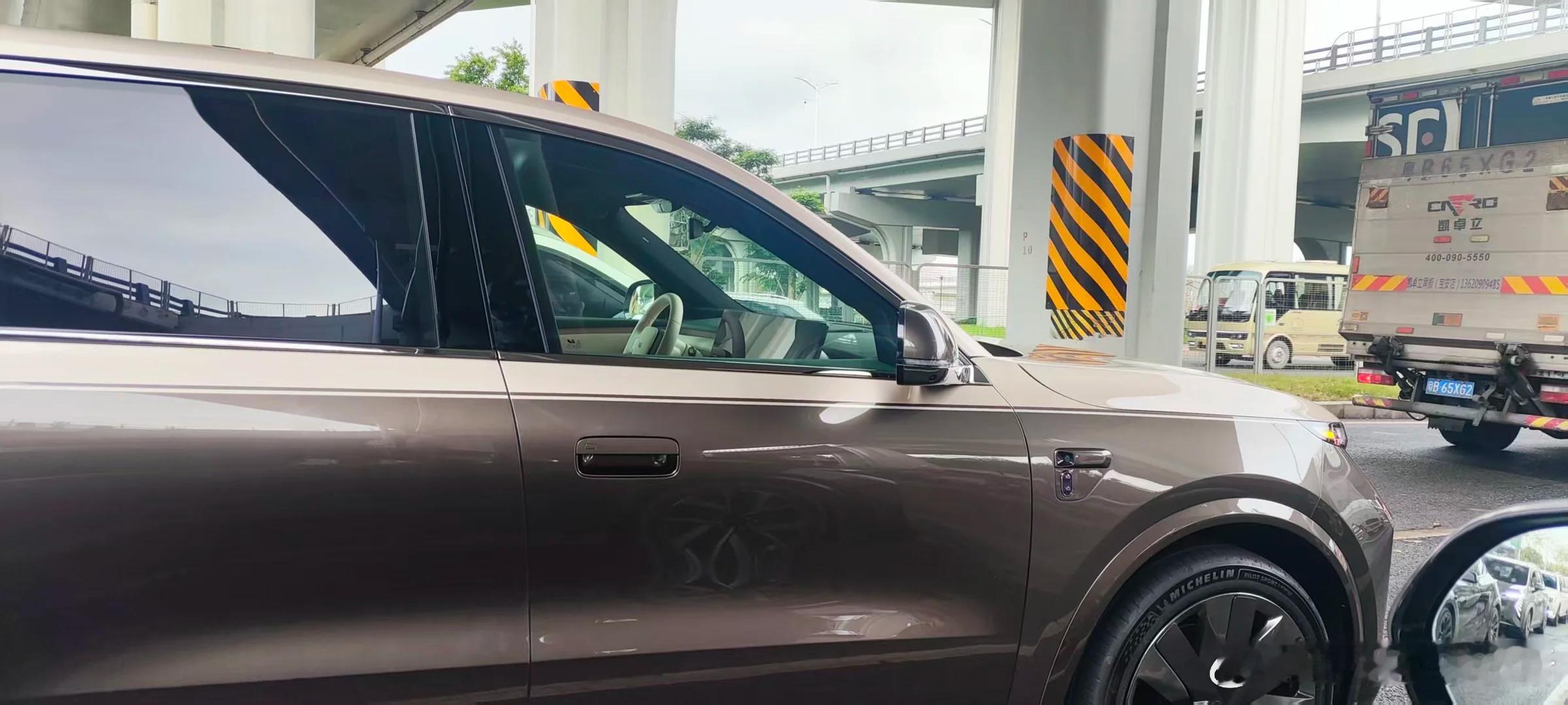 理想 L9 Livis 无伪装实车图，能看到一点内饰方向盘上的小屏幕没了，半隐藏