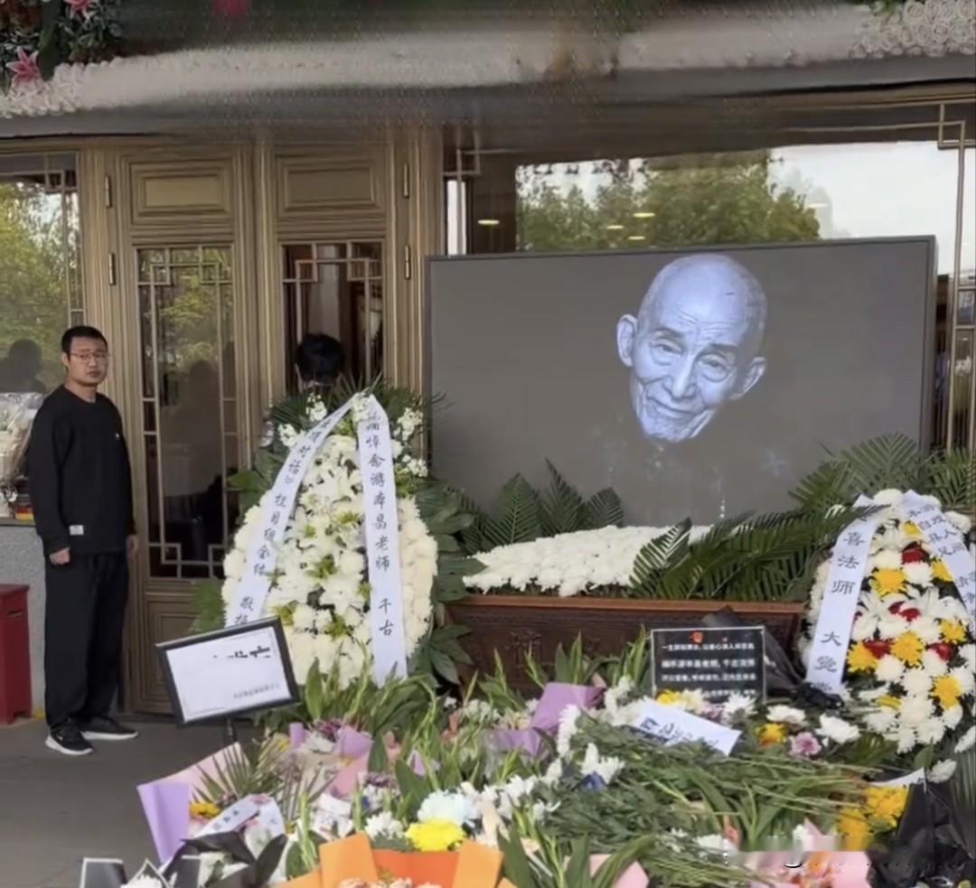 游本昌告别仪式结束，令人“恶心”的一幕出现了！
9月30日，游本昌遗体告别仪式举