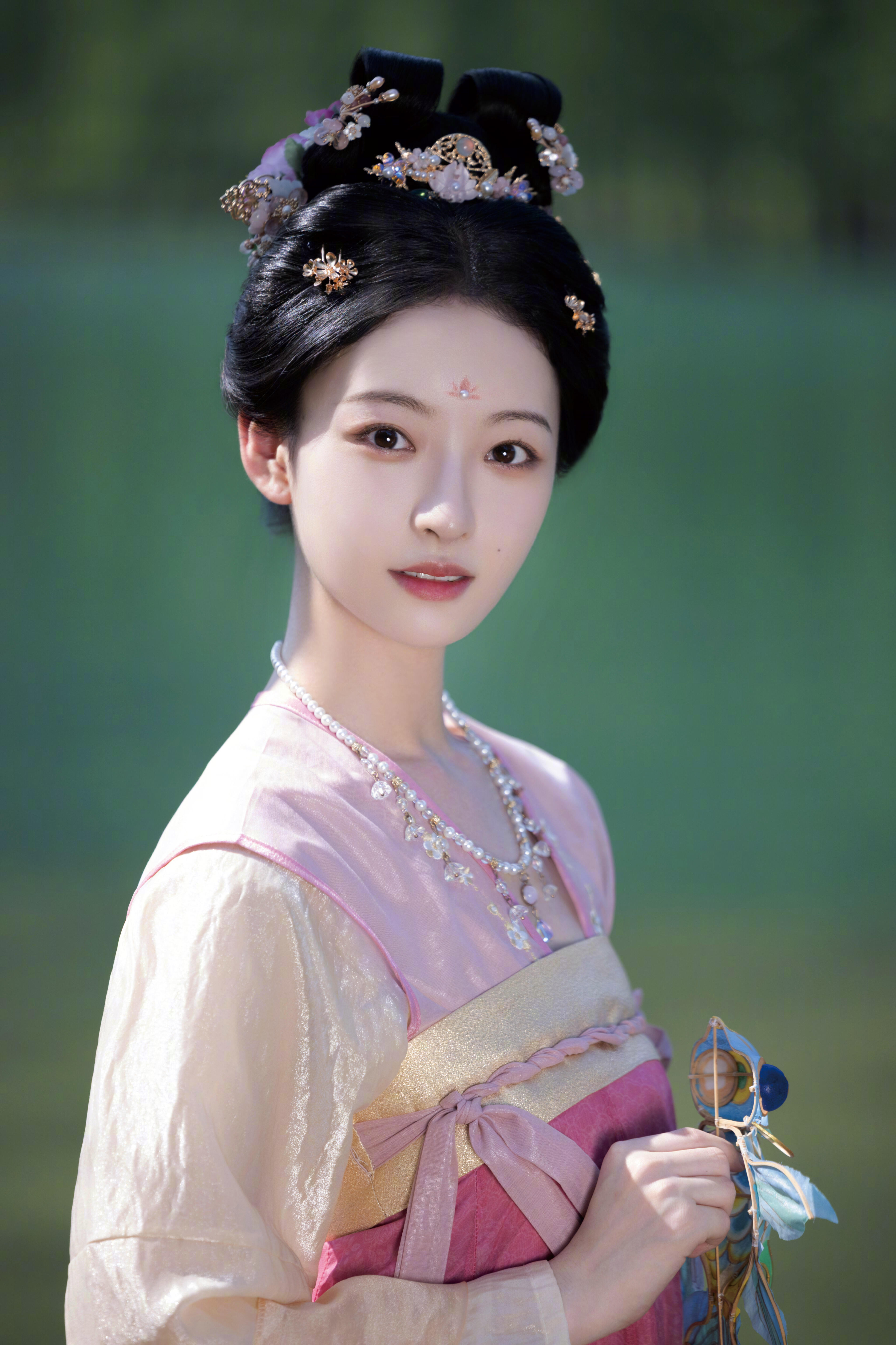 倪妮系小花后继有人杨舒伊这慵懒劲儿和猫系长相，简直是翻版倪妮。 