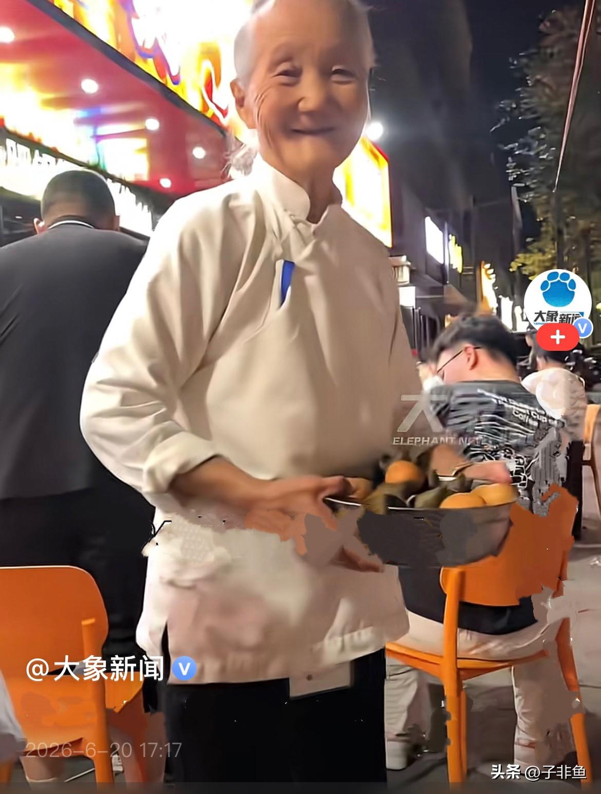 近日，河南94岁奶奶坚守夜市多年，粽子、鸡蛋通通只卖1块钱一个。奶奶看着精神头超