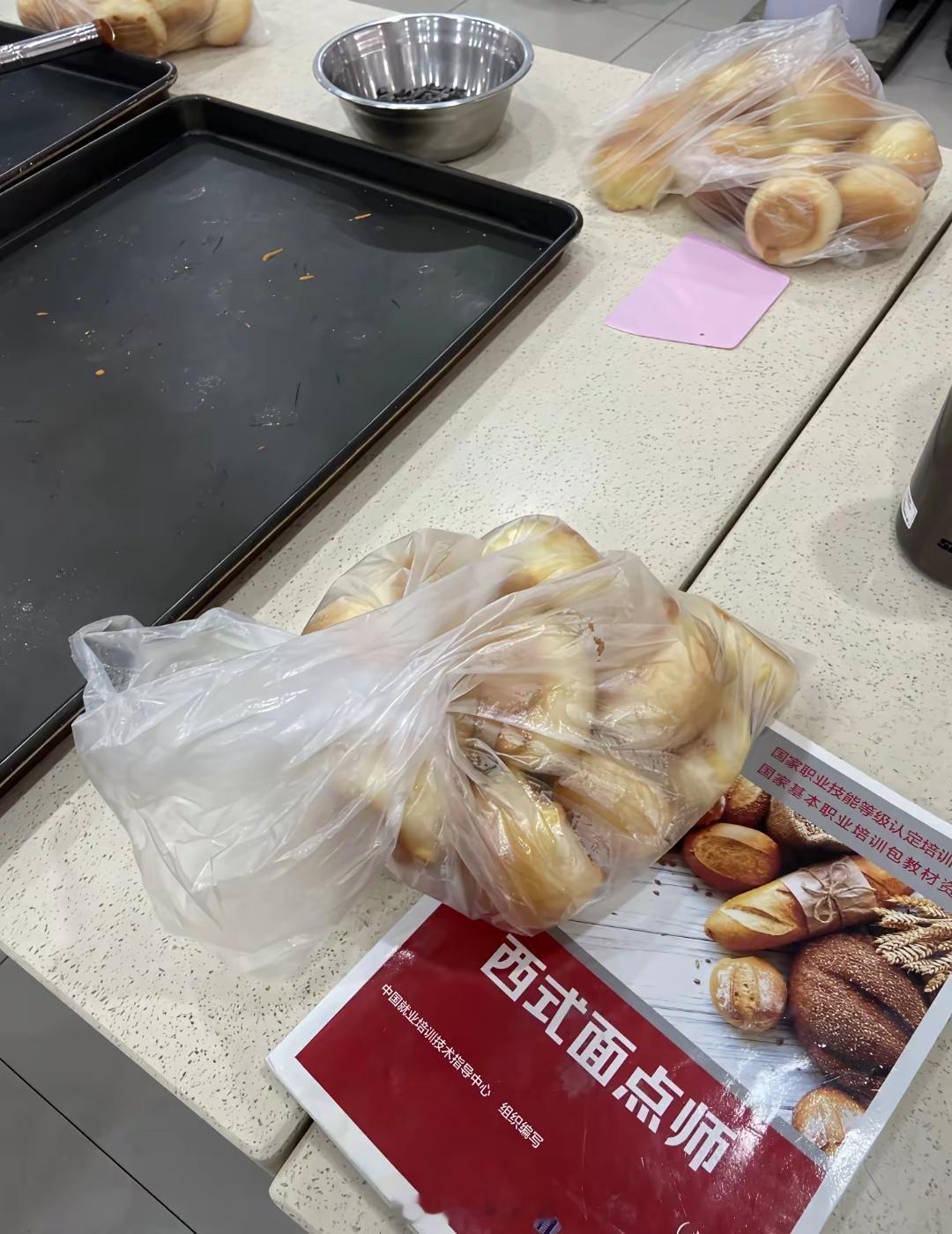 怕你失业在家找不到工作，深圳人社局还有免费技能培训，政府全额补贴。什么ai培训，