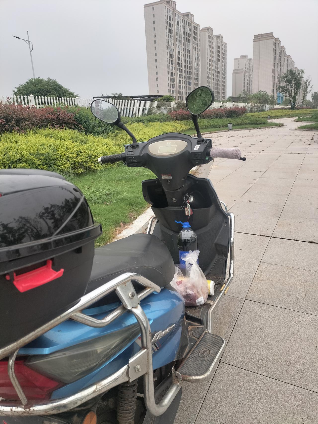 今天我下血本了，骑电动车去超市买了前腿肉12元，半边前猪脚20元，一瓶7元钱的百