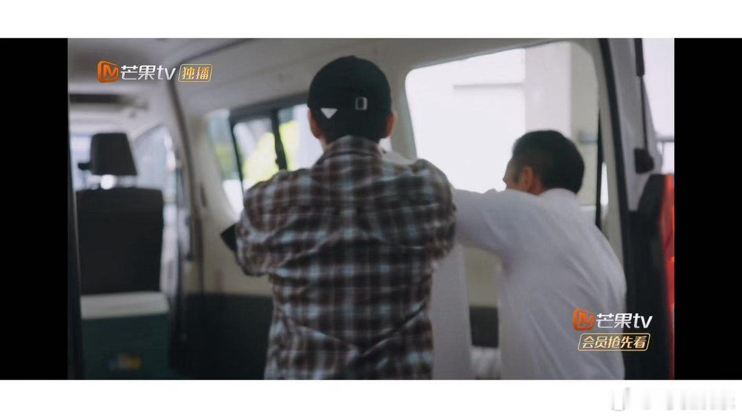 邓为王星越你两有点暧昧了王星越头靠在邓为肩上抱着邓为 花儿与少年里王星越一眼看出