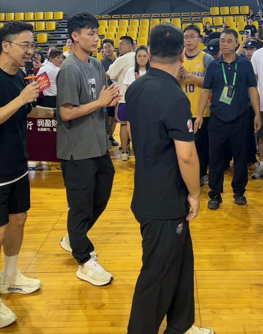 徐杰最新动态，周末来到了东莞茶山参加篮球赛活动，与现场球迷友好互动签名合影 
