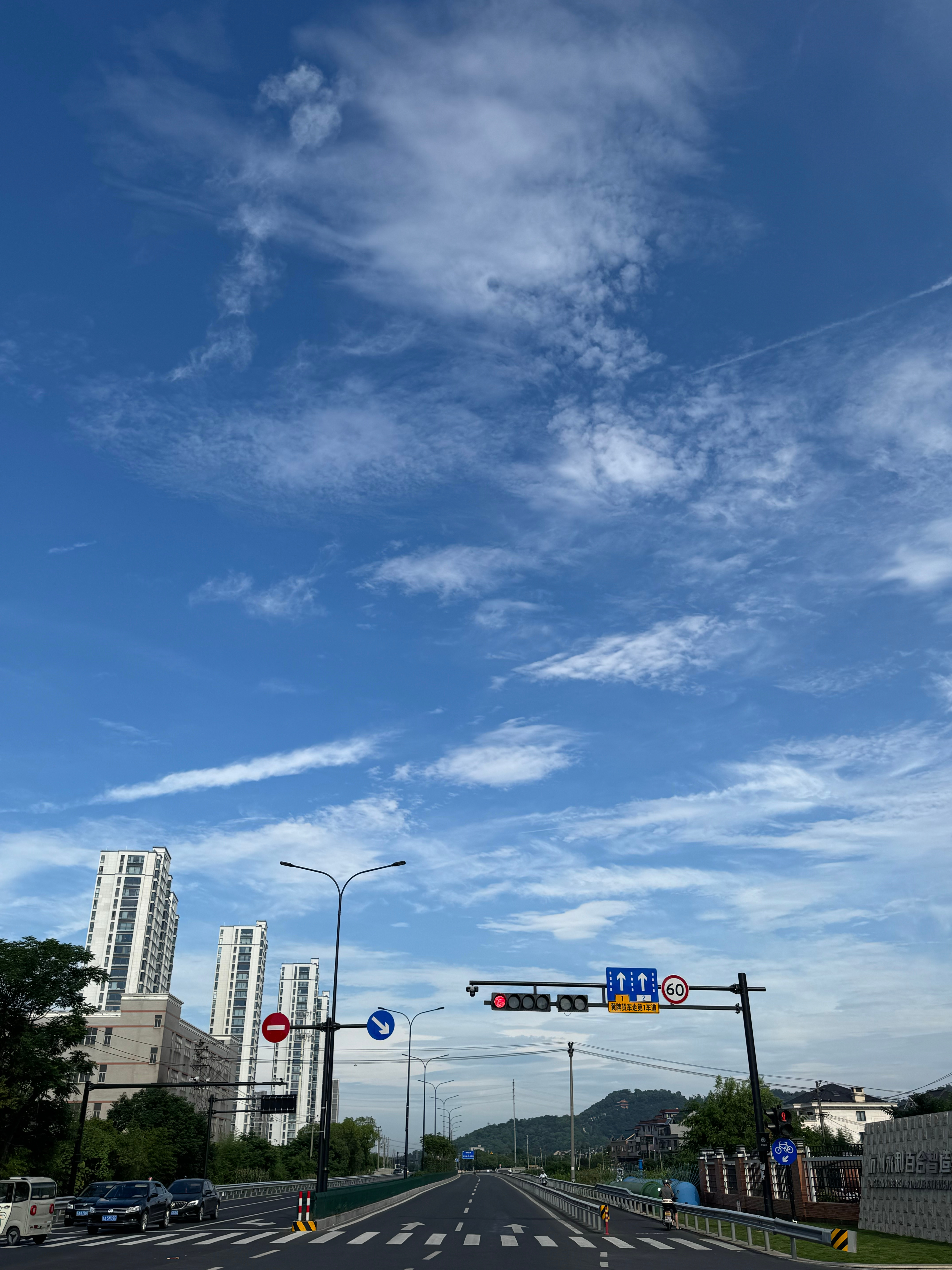 江浙沪久违的好天气+油价大幅下调后的第一个休息日，不到8点加油站的车已经进不去了