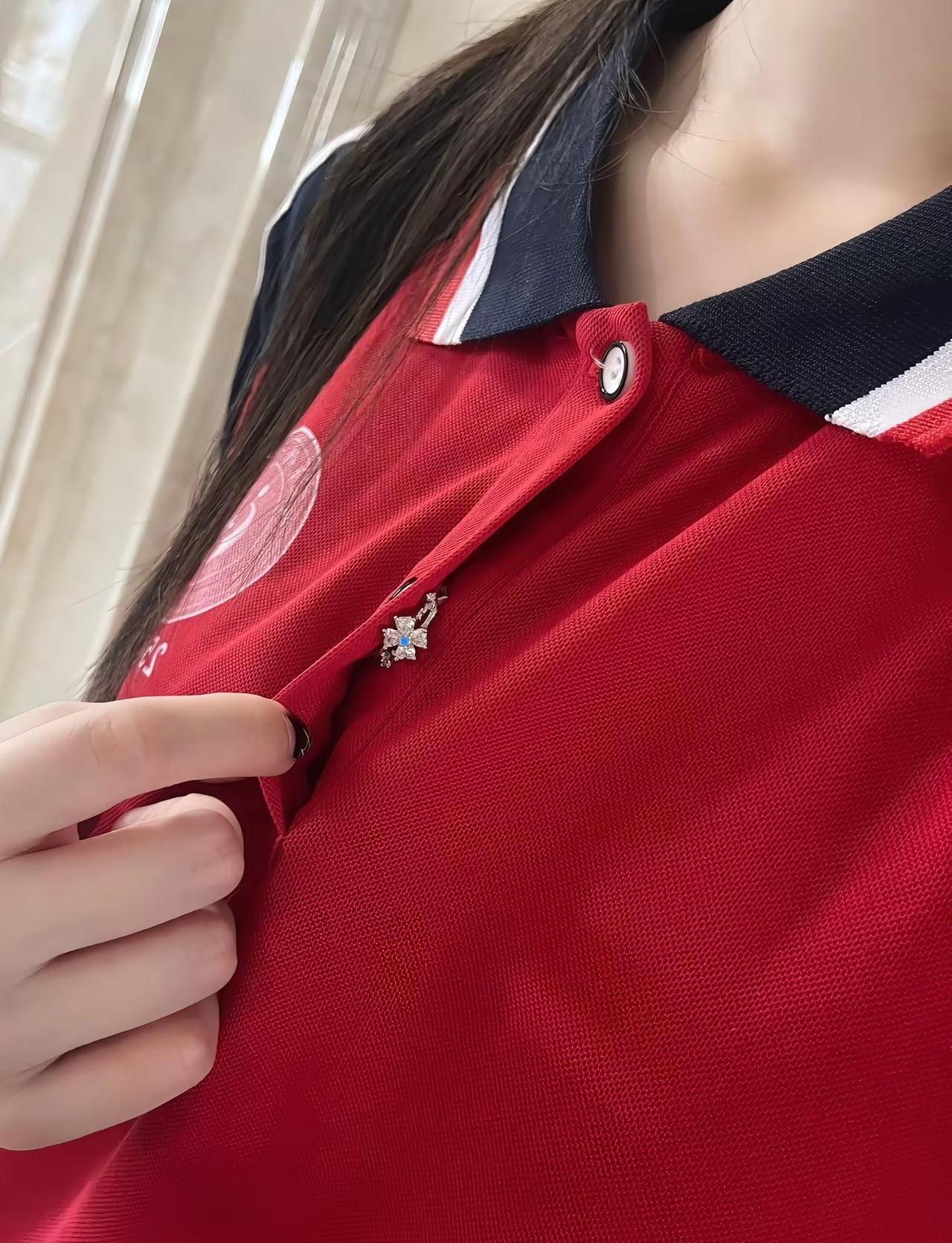 校服上第二颗纽扣最靠近心脏  所以我把戒指放里面校服