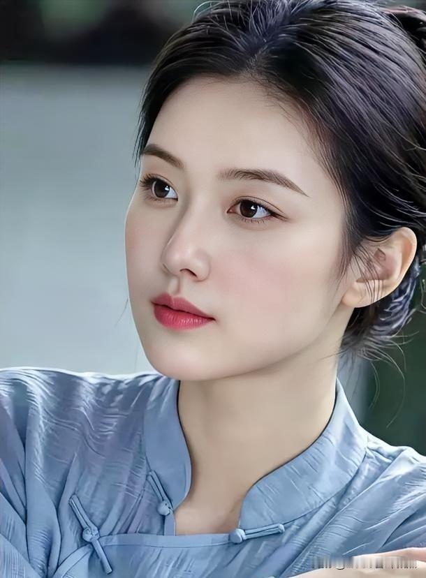 淡蓝衣袂，盘扣雅致，眉眼间流转着温婉与沉静。如兰气质，清丽脱俗，宛如一幅淡墨晕染