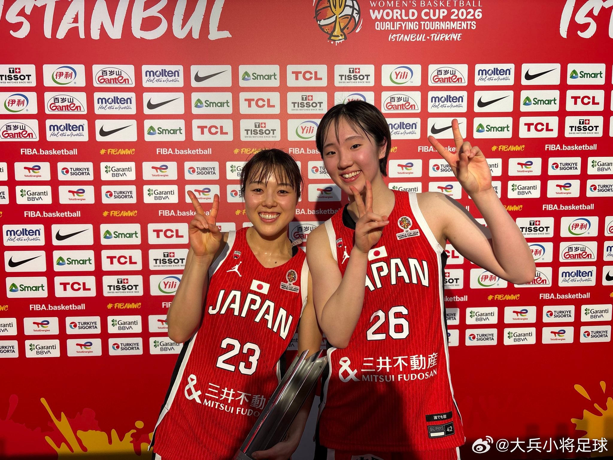 这小孩在昨天的比赛中颇有大将风范。日本队以快攻见长，但很多时候又严重依赖三分球命