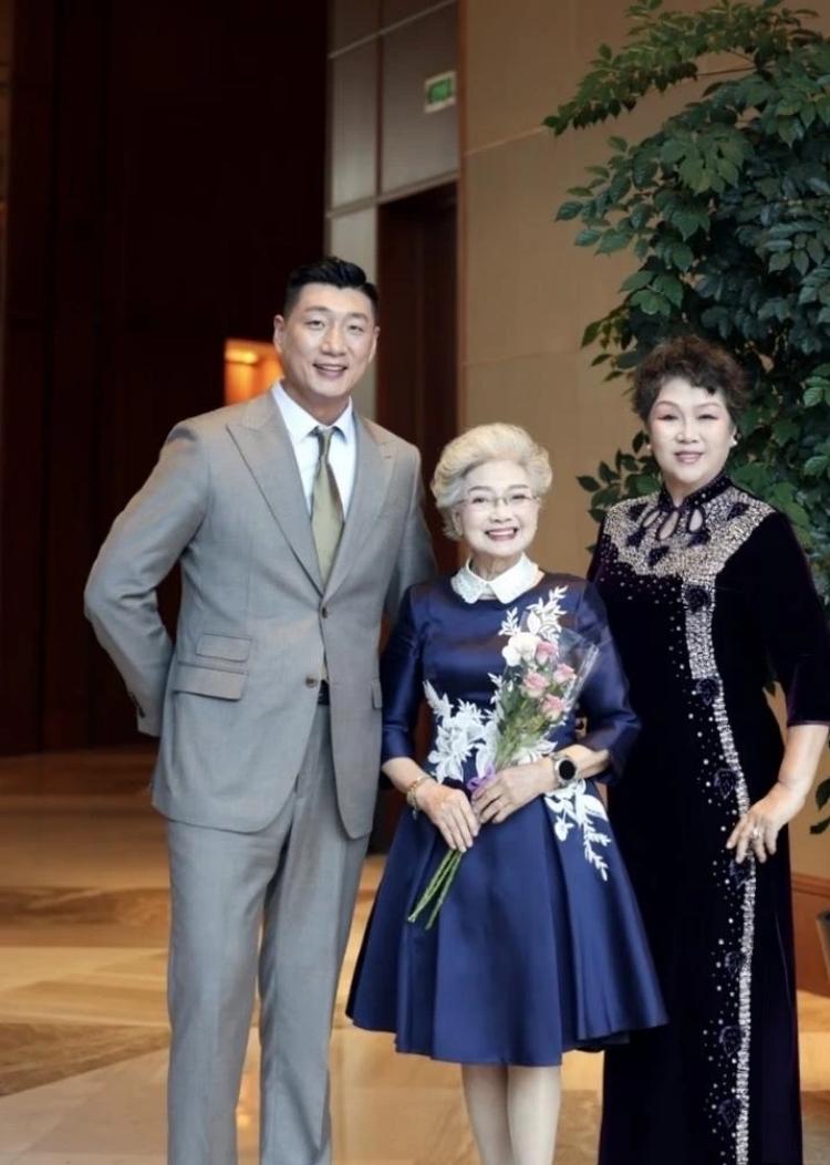 九十六岁，踩着小高跟，对着镜头拍穿搭。盛瑞玲奶奶还在。
画面里，皮肤紧致透亮，腰