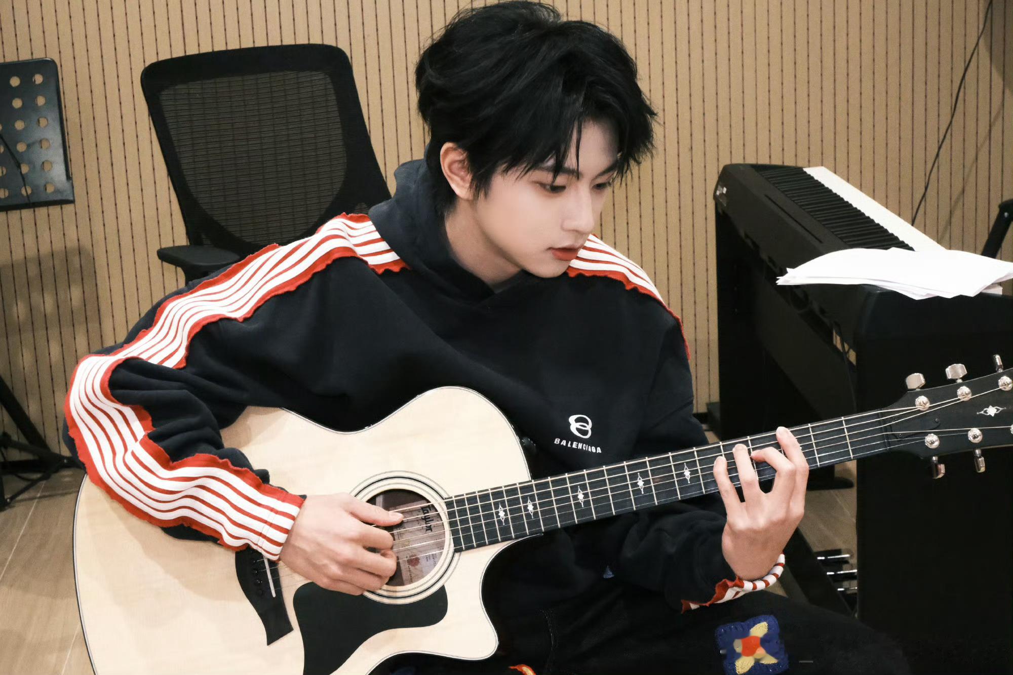 那个脾气很差的编曲师和他唯一宠爱的吉他手
