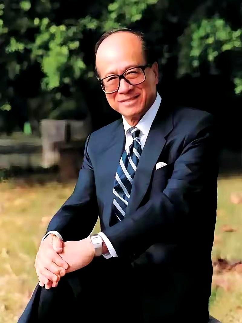 一个楼盘开售，怎么就能把“别让李嘉诚跑了”这句话又顶上热搜？
说白了，这次大家盯