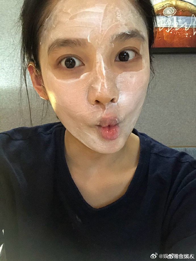 今天和闺蜜去了常去的咖啡店，聊了聊最近的小烦恼，还尝试了一款新口味的拿铁，感觉还