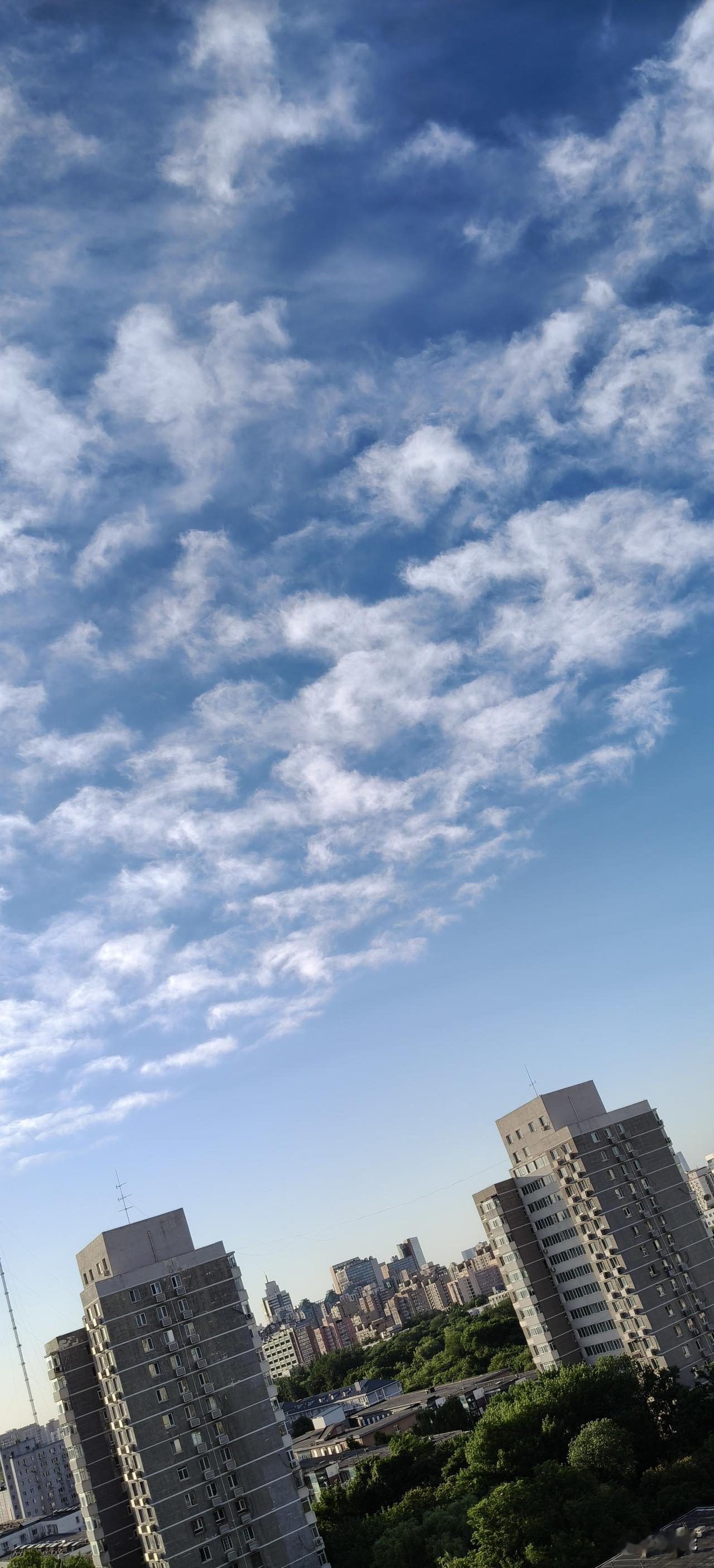 今天是5月28日，清晨6点，我起床后在阳台上眺望天空。只见天空湛蓝如海，朵朵白云