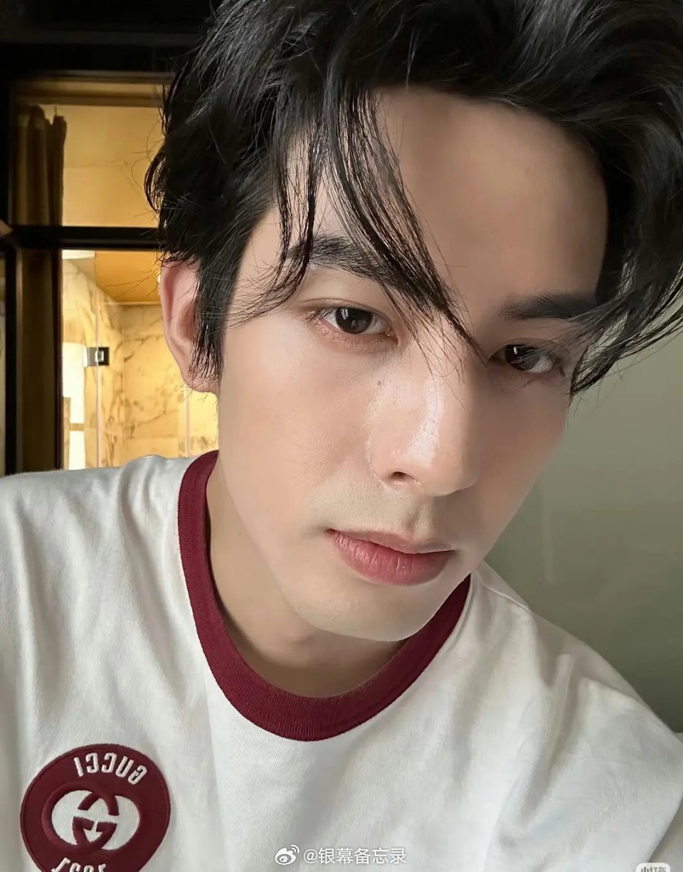 一直觉得某牛不如某龙耐看，问题主要就出在眉眼上 