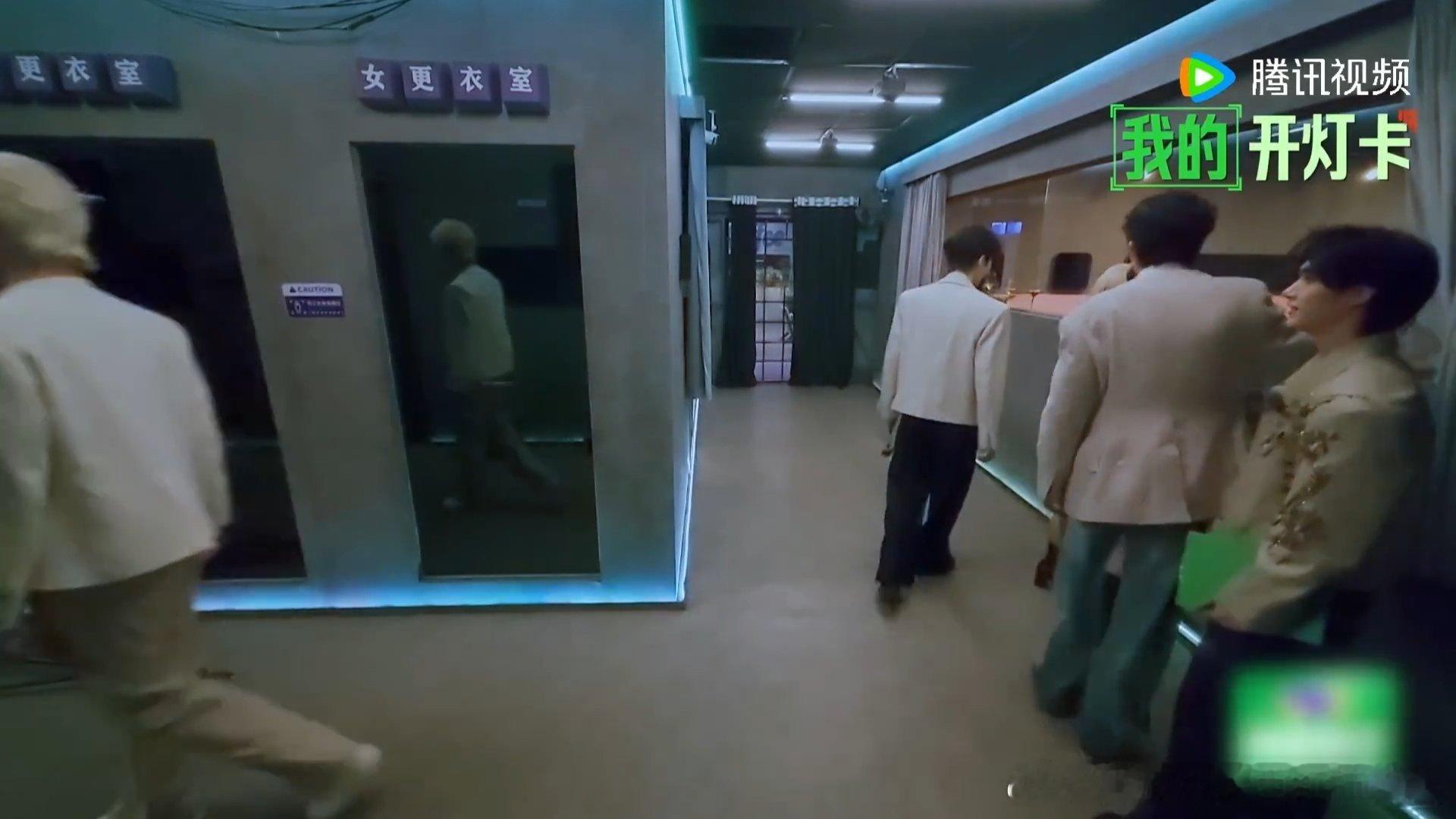 丁程鑫在开推哭了丁程鑫想留给自己用 丁程鑫有张开灯五秒的卡，想着留着自己用，怕有