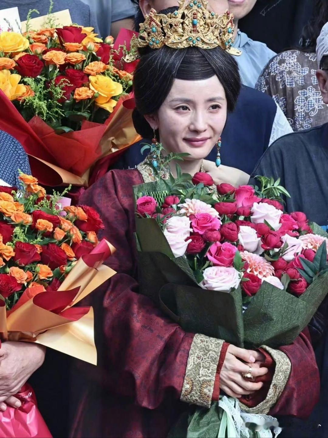 杨幂江山大同杀青大合照，化了个是老年妆 
