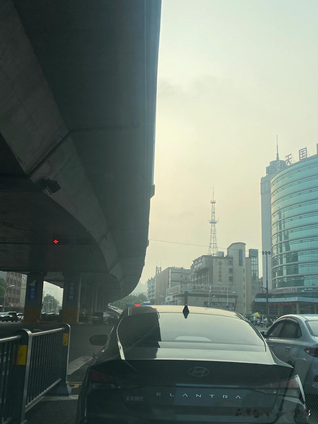 网约车如果送客去学校或者经过学校附近，正好遇到早晨入学早高峰，请保持理智与冷静。