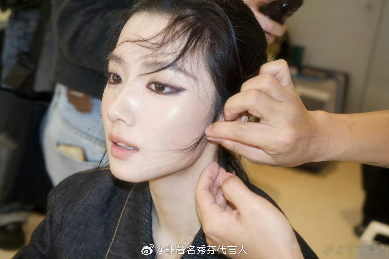 卢昱晓全包眼线造型看看这个貌美的 卢昱晓！！ 