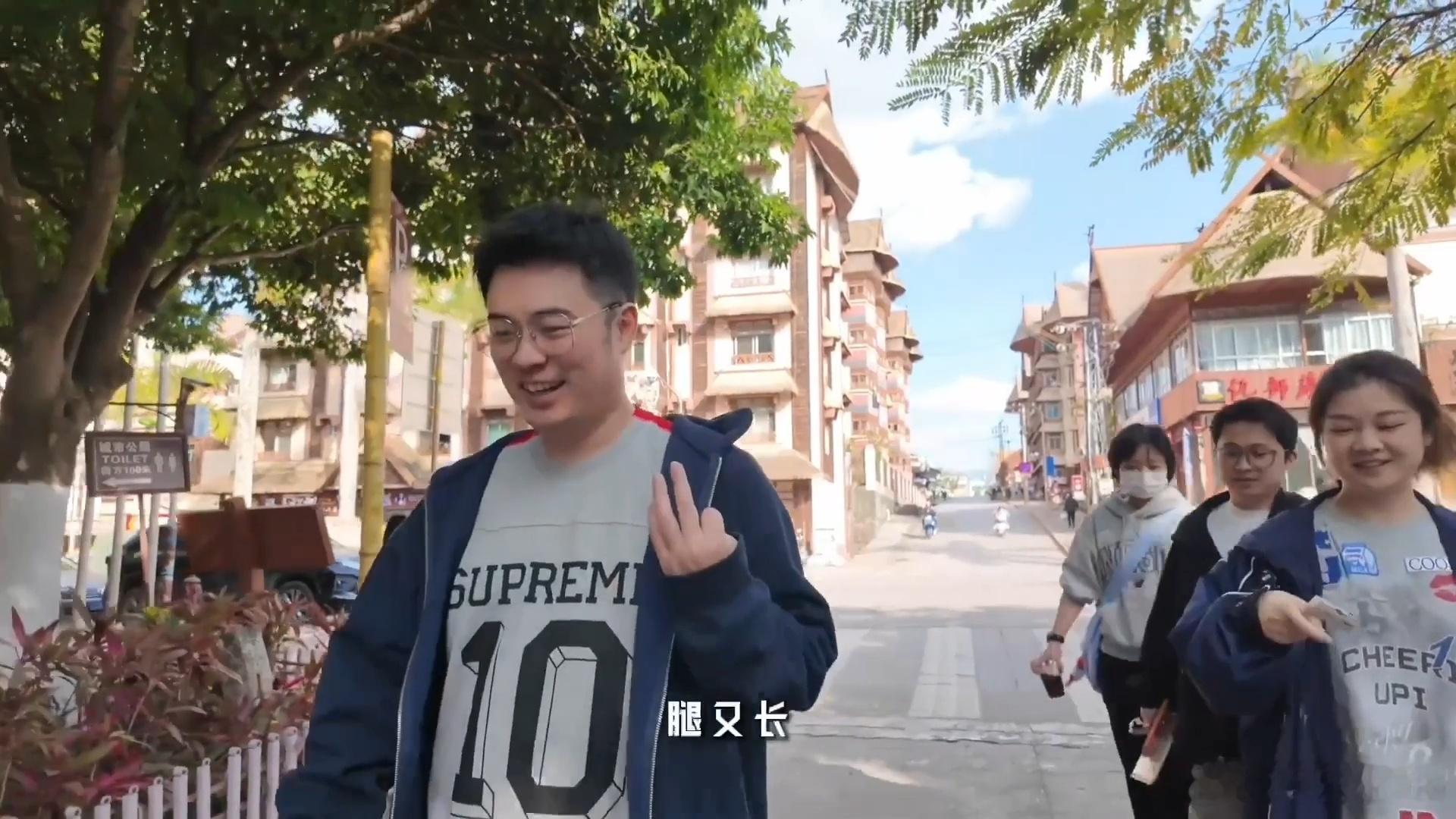 陈赫录五哈胖了很多路人夸陈赫好帅不得不说陈赫录五哈是真的放松，直接吃胖一大圈。没