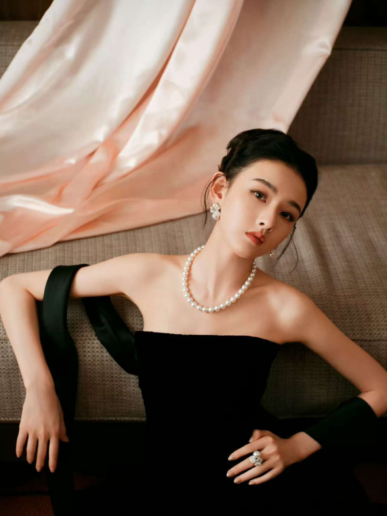宋祖儿黑色飘带抹胸裙宋祖儿西安活动出图 宋祖儿西安活动造型，黑色飘带抹胸裙，整个