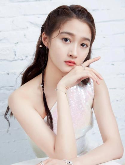 关晓彤给所有女性上了一课，那就是：不管你有多漂亮，钱袋有多鼓，都千万别在年轻的时