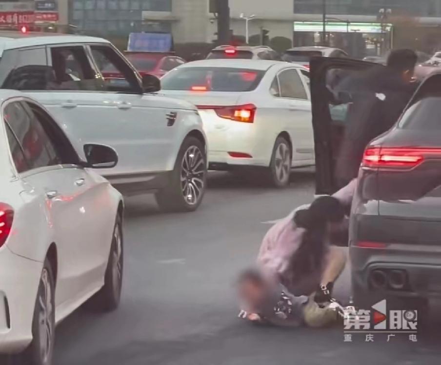 真的看得人手心冒汗！
马路中间车流穿梭，丈夫竟然直接把抱娃的妻子硬生生拽下车，孩