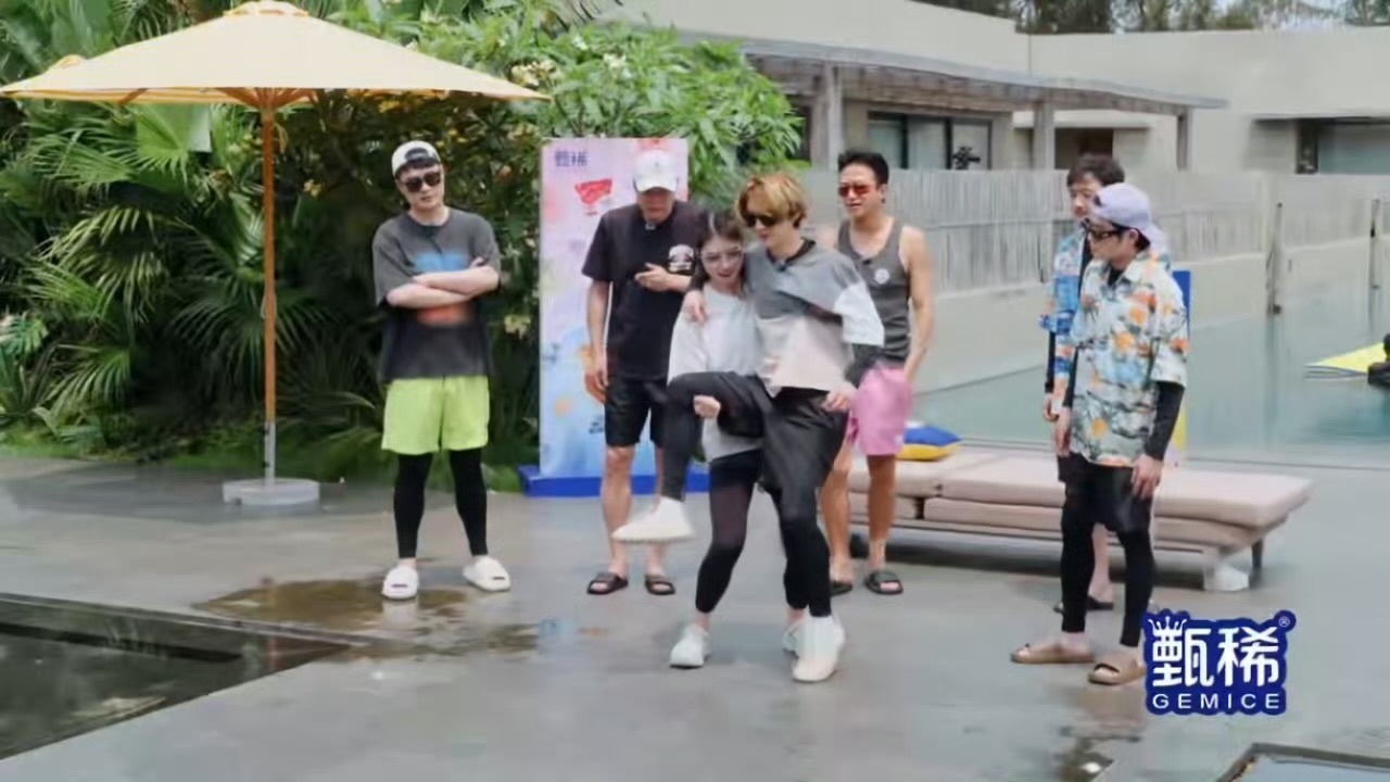 鹿晗被张雨霏公主抱笑鼠 邓超说鹿是小哑铃 好想打他