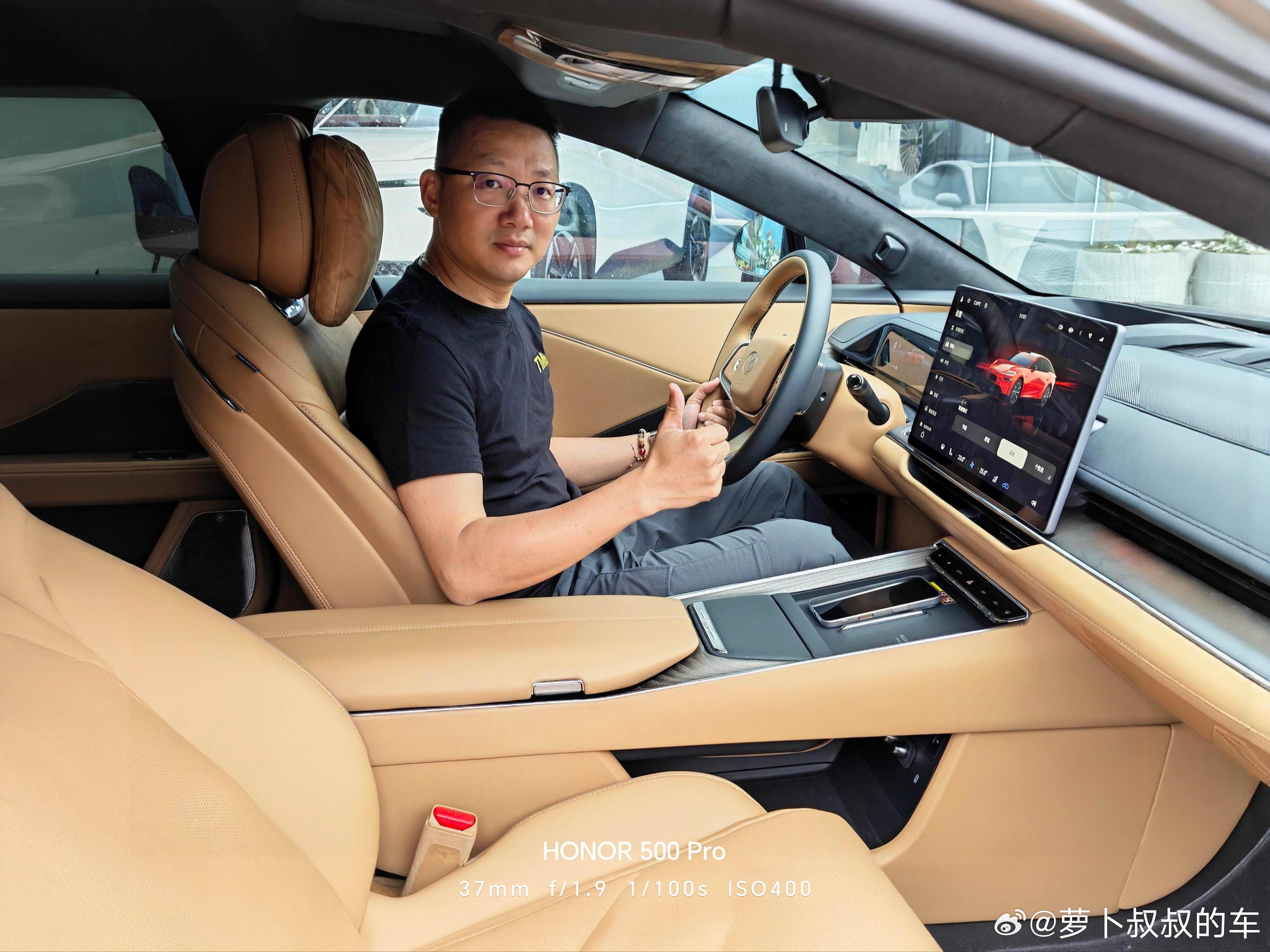 铂智7，除了顶配Ultra版本有长条日行灯带，其他所有车型都是一条塑料件，感觉少