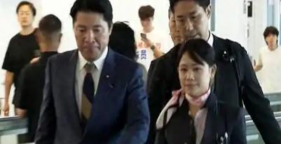 果不其然，战犯神社一出，日本议员团紧急抵京，上包机前态度强硬。
 
8月15日，
