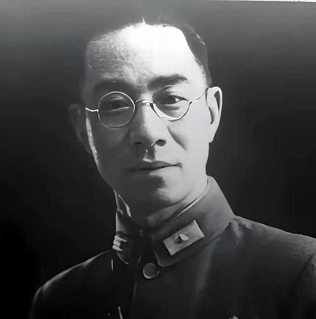 国民党从北平南撤时，保密局近一百人因为没有经费而无法坐飞机离开而陷入了慌张中，从