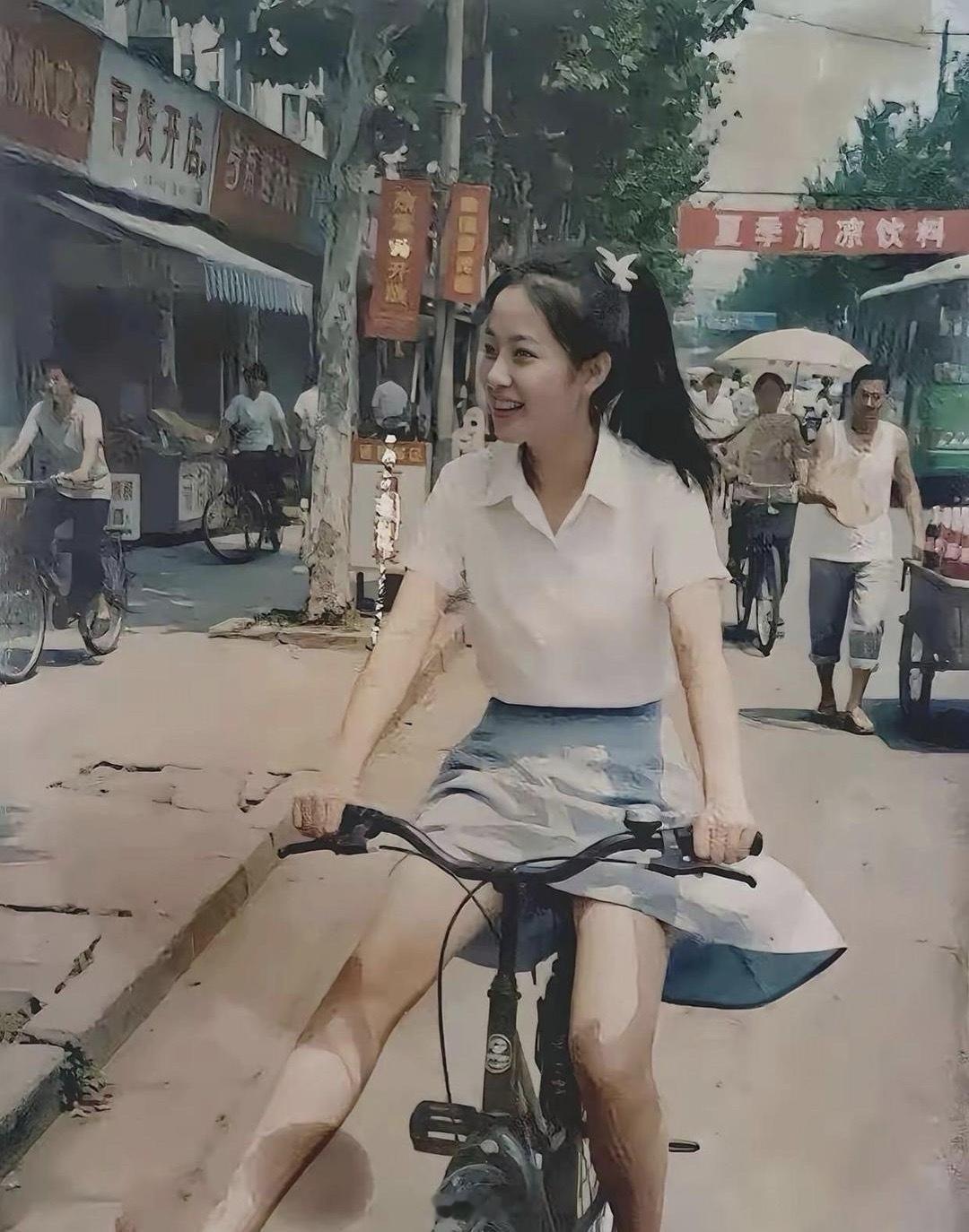 98年的女生，放到现在也算大美女吧！ 