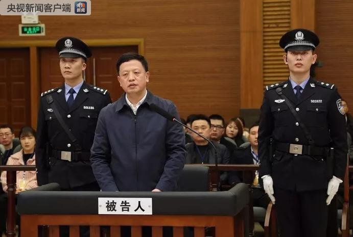 家中藏有4000多瓶茅台，抢在被查处前，将大量茅台倒入马桶以销毁证据，再将酒瓶砸