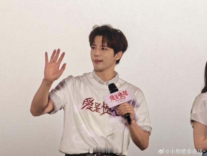 王安宇路演现场作文直出 他说话的时候语速不快，但每一句都有分量。不是背稿子的那种