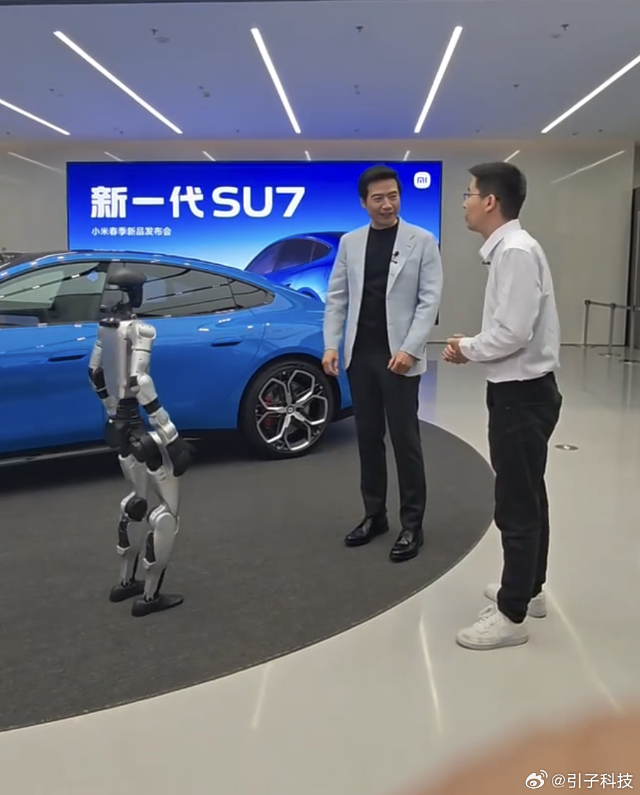 【王兴兴带机器人现身小米发布会，雷军感谢王兴兴给投资机会】3月19日，小米发布会