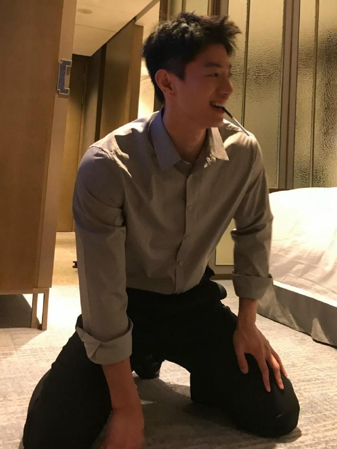 西装跪 