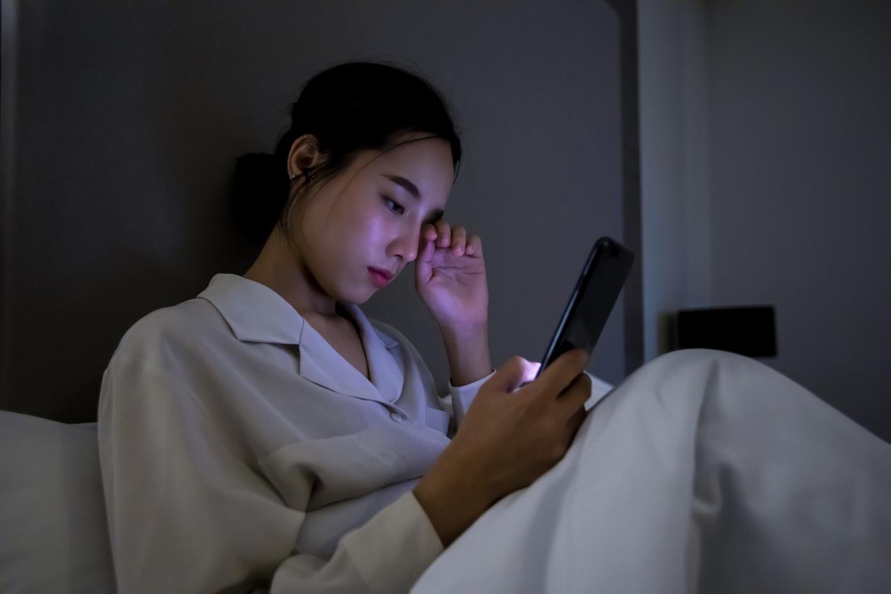 关灯后为什么不能玩手机？

关灯后玩手机是危害健康的不良习惯，对眼睛、皮肤和睡眠