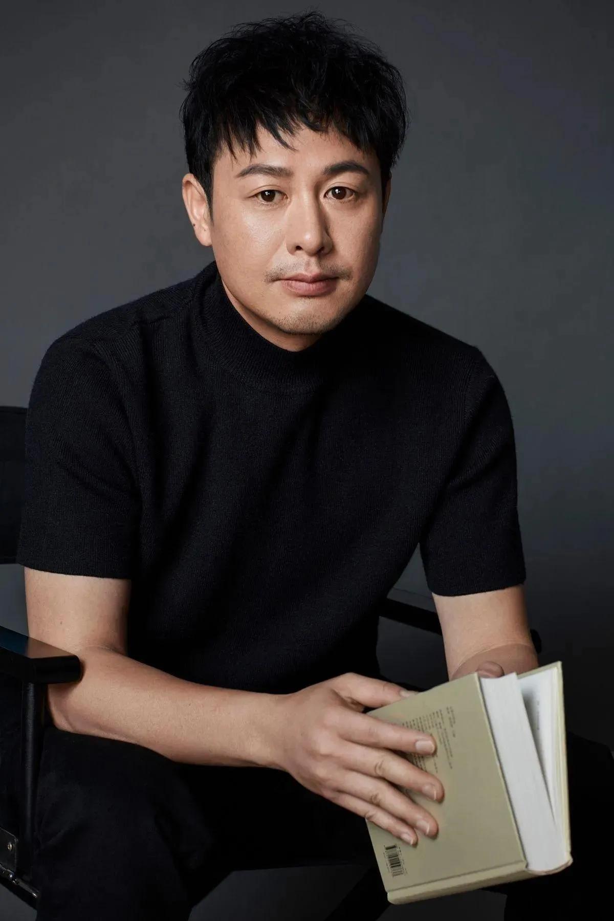 演员，张颂文说，当初我和林家川还是剧组的工作人员的时候，那时候我们俩论月拿工资，