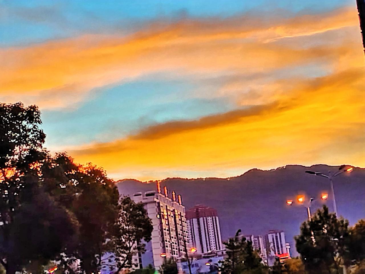 夕阳西下，城市灯火初上，静谧而美丽。