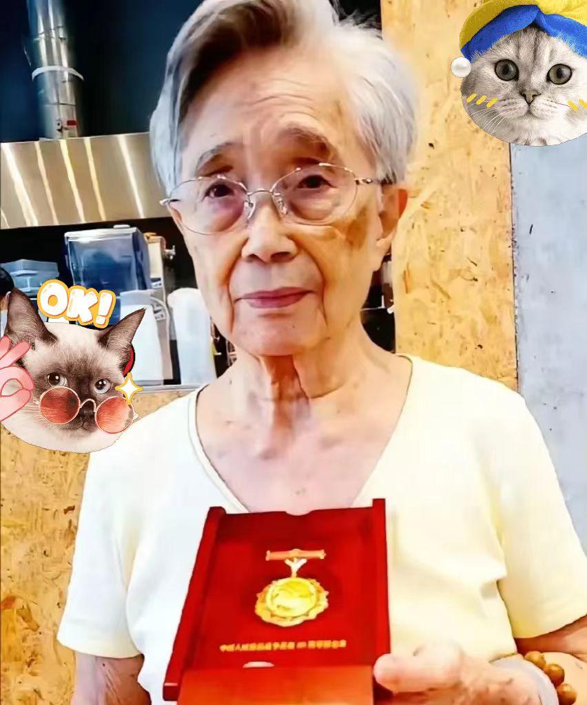 台北传来动容暖心一幕！
 
杜聿明将军女儿杜致廉，公开了大陆寄来的抗战胜利80周