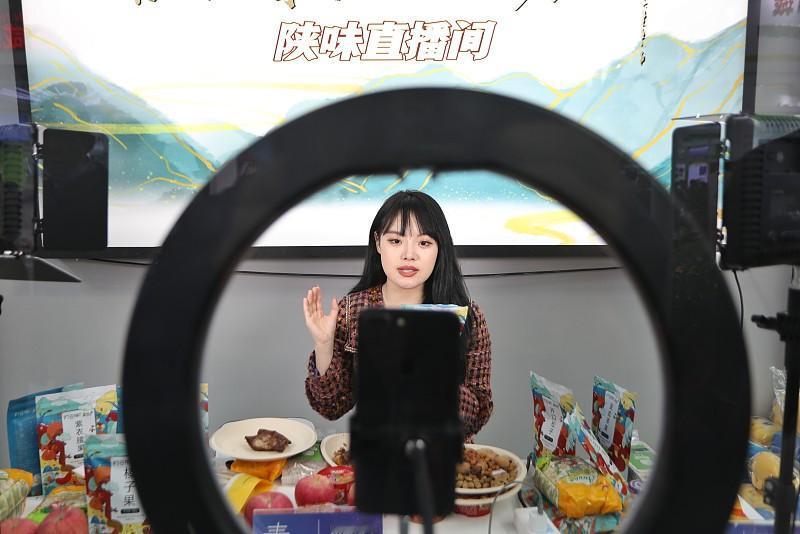 董宇辉有可能打破记录，成为平台自成立以来，第一个被真正扶持为永红的主播。
董宇辉