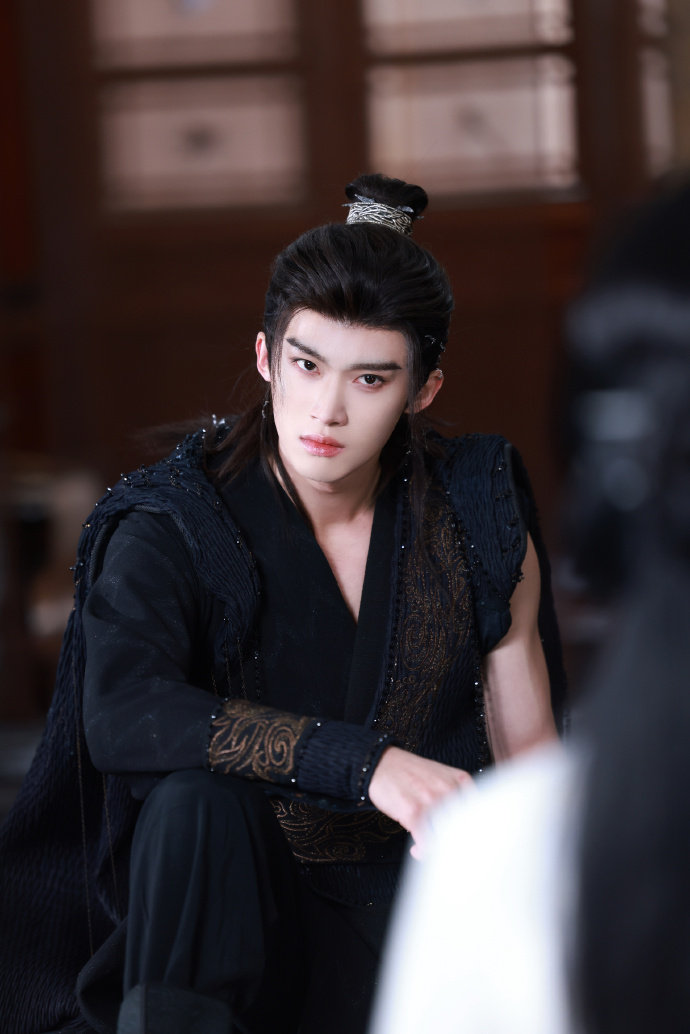 闫桉侍鳞宗统领厉劫幸甚与共 闫桉月鳞绮纪侍鳞宗统领厉劫剧照来啦，好帅一张脸好夯的