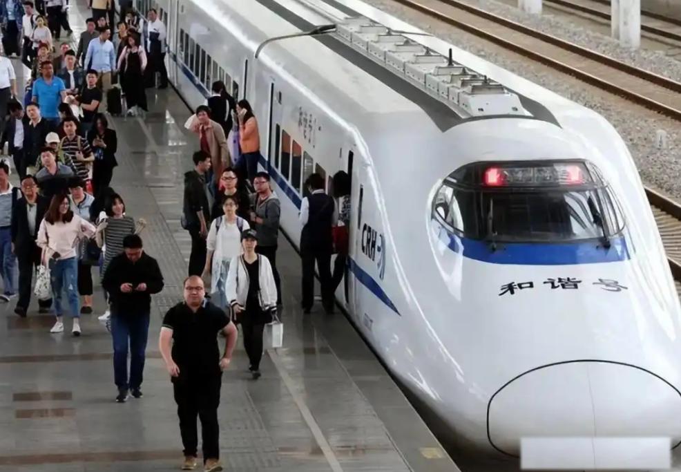 火车票卖出去了，乘客却没上车，这个空座究竟该不该给无座旅客坐？

8月18日发生