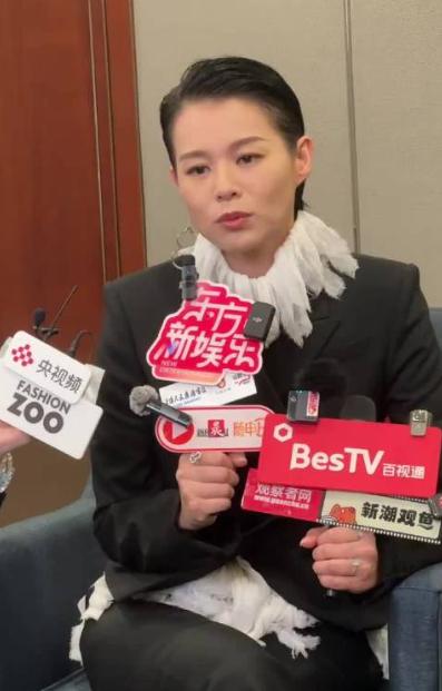 多读书真的有用！
 
昨晚的白玉兰颁奖典礼，出现了不少外国人，导演、制片人什么的