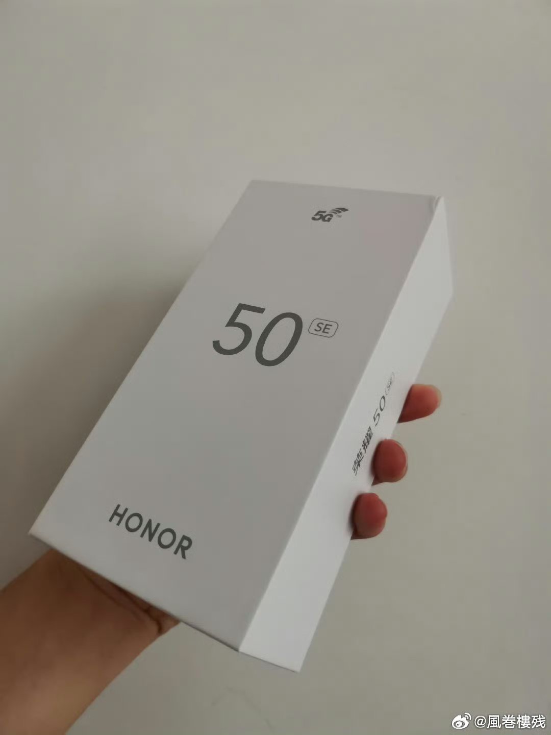 发个图纪念一下我的荣耀50se，2021年后新出的LCD手机中唯一的白月光。罢工