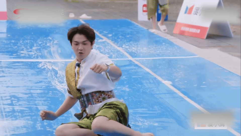 颜人中还是唱歌吧别演戏了 颜人中演短剧太有“梗”！导演让冷酷对话，他演得阴阳怪气