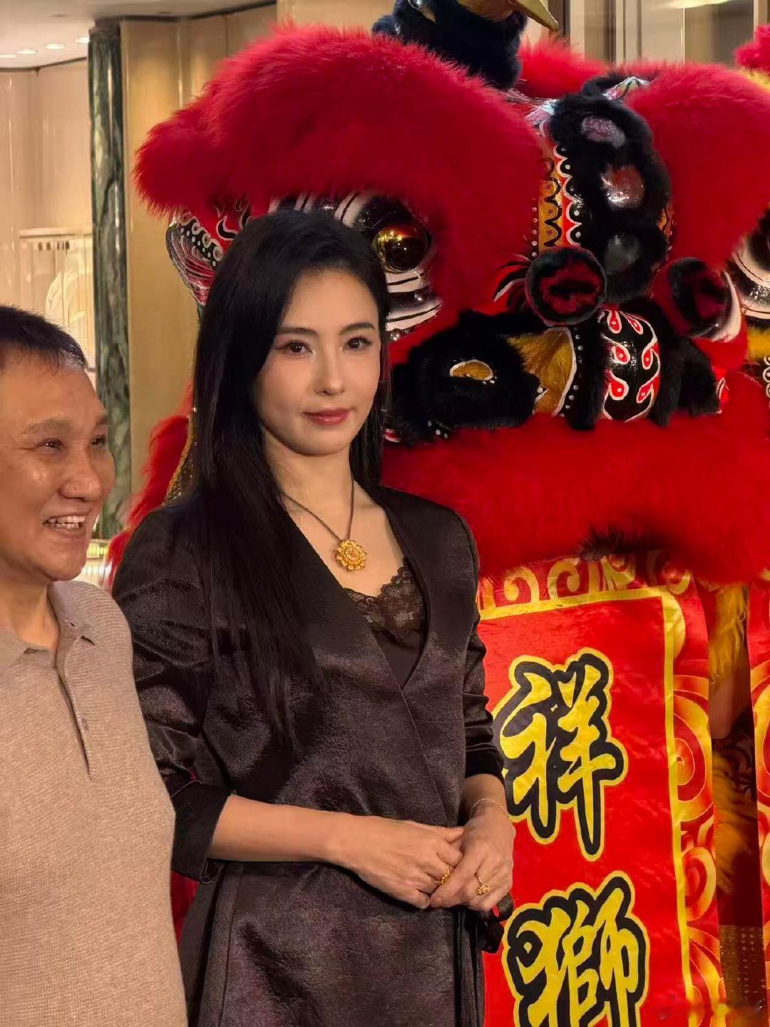 永远可以相信张柏芝的美貌 张柏芝原相机路透每一帧都好绝，顺滑黑长直衬得脸型特别柔