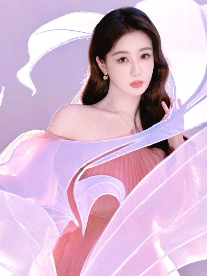 杨紫玉兰花开君再来 💜杨紫董竹君 春天温柔了九州山河，而你温柔了春天 杨紫🔸