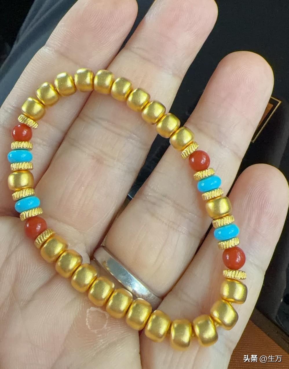 奶奶栽了好几个跟头，头一回是88年，那会儿金价猛涨到九十多一克，她姊妹花三百块买