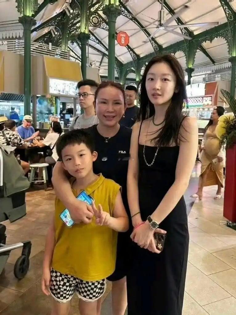 一直以为周冬雨很矮，看见她和路人的合照才发现，她原来是瘦不是矮 